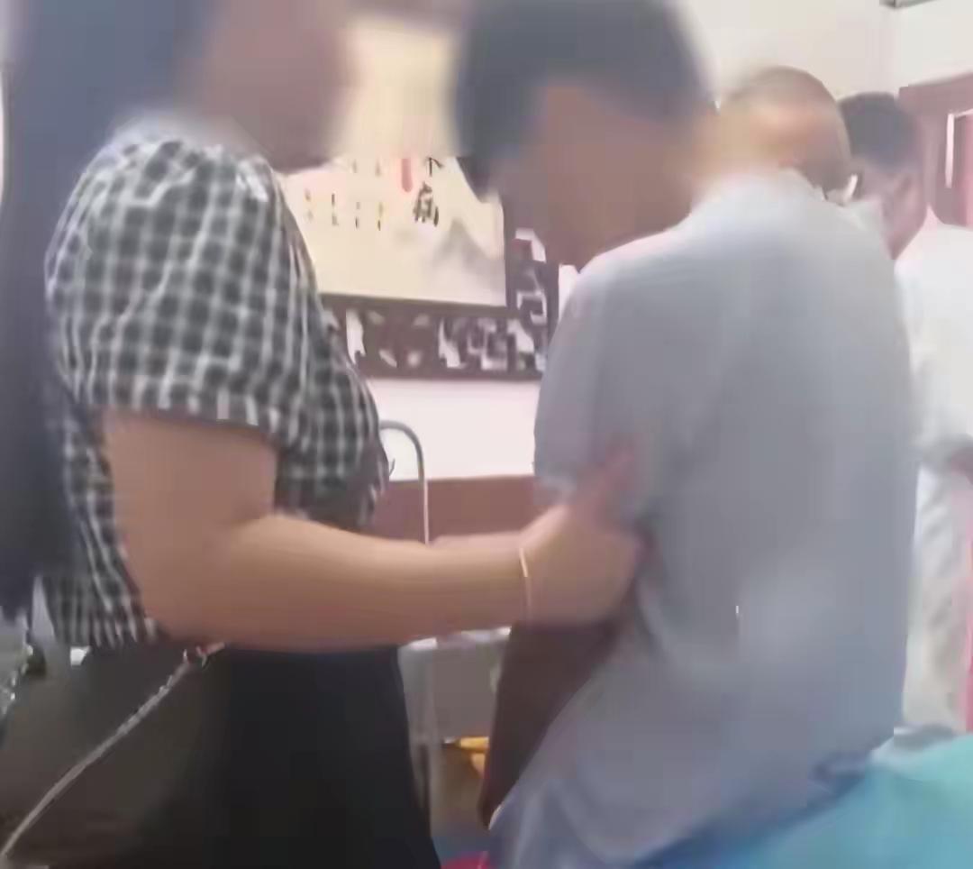 重庆涪陵13岁男孩真不走运，因为割包皮引发其它问题，一个蛋蛋坏死了，结果这个坏死