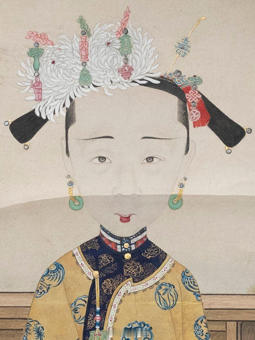 #物质文化资料# 皇贵妃钮祜禄氏（孝全皇后）的发饰确实够复杂的。 ​​​