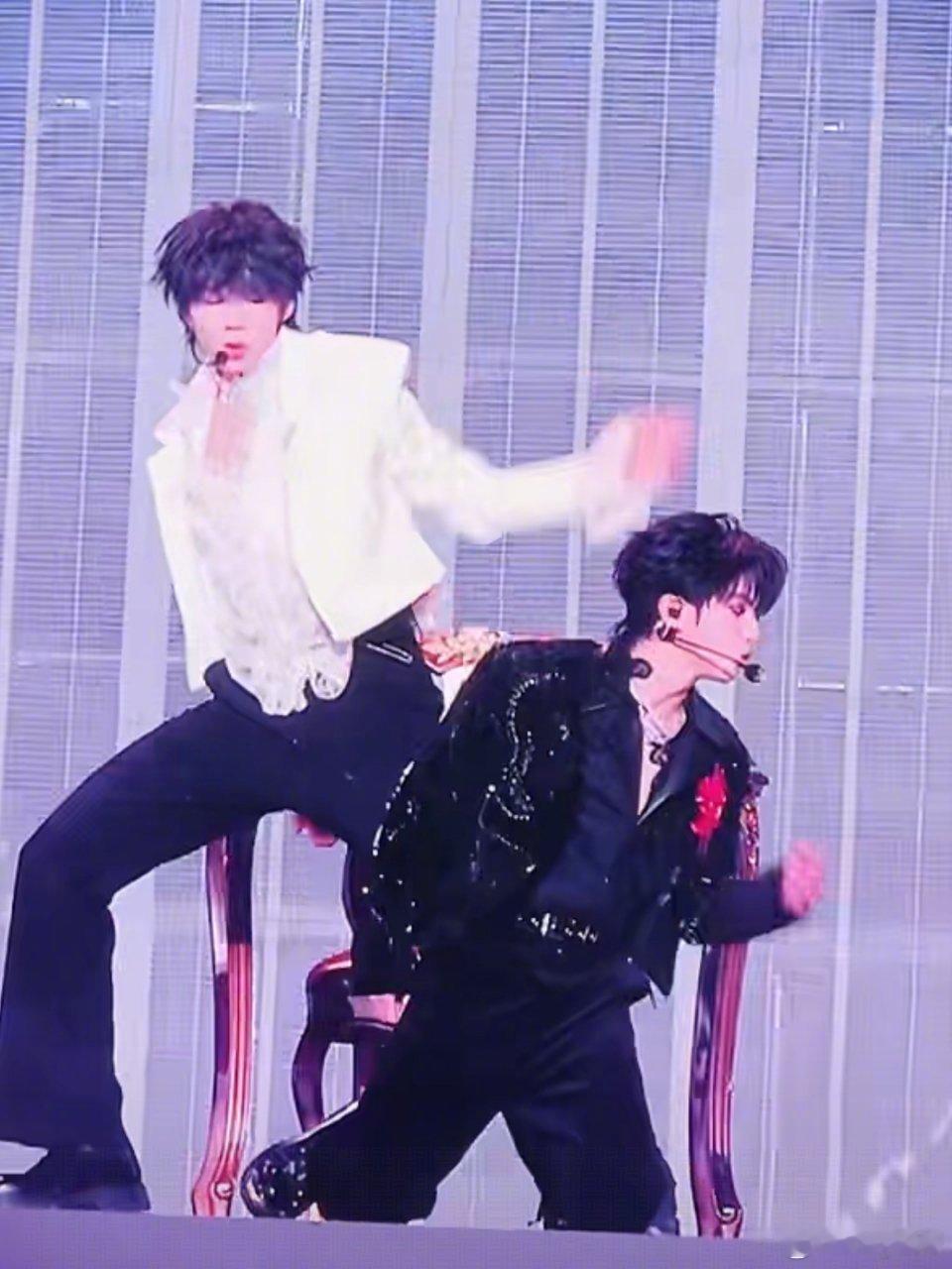 穆橹来自天堂的魔鬼双人舞台橹穆天使与魔鬼 我的妈耶！！他们俩今天一个黑色衣服一个