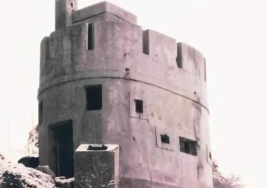 1941年2月，一名战士将炸药包放错了位置，引爆后鬼子炮楼完好无损，副团长拿出望