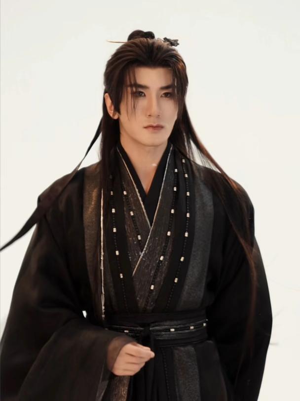 玄衣曳风，气节凛然。心向大义，正邪明辨。@肖顺尧 「白宗英」持心守道
成  玄衣