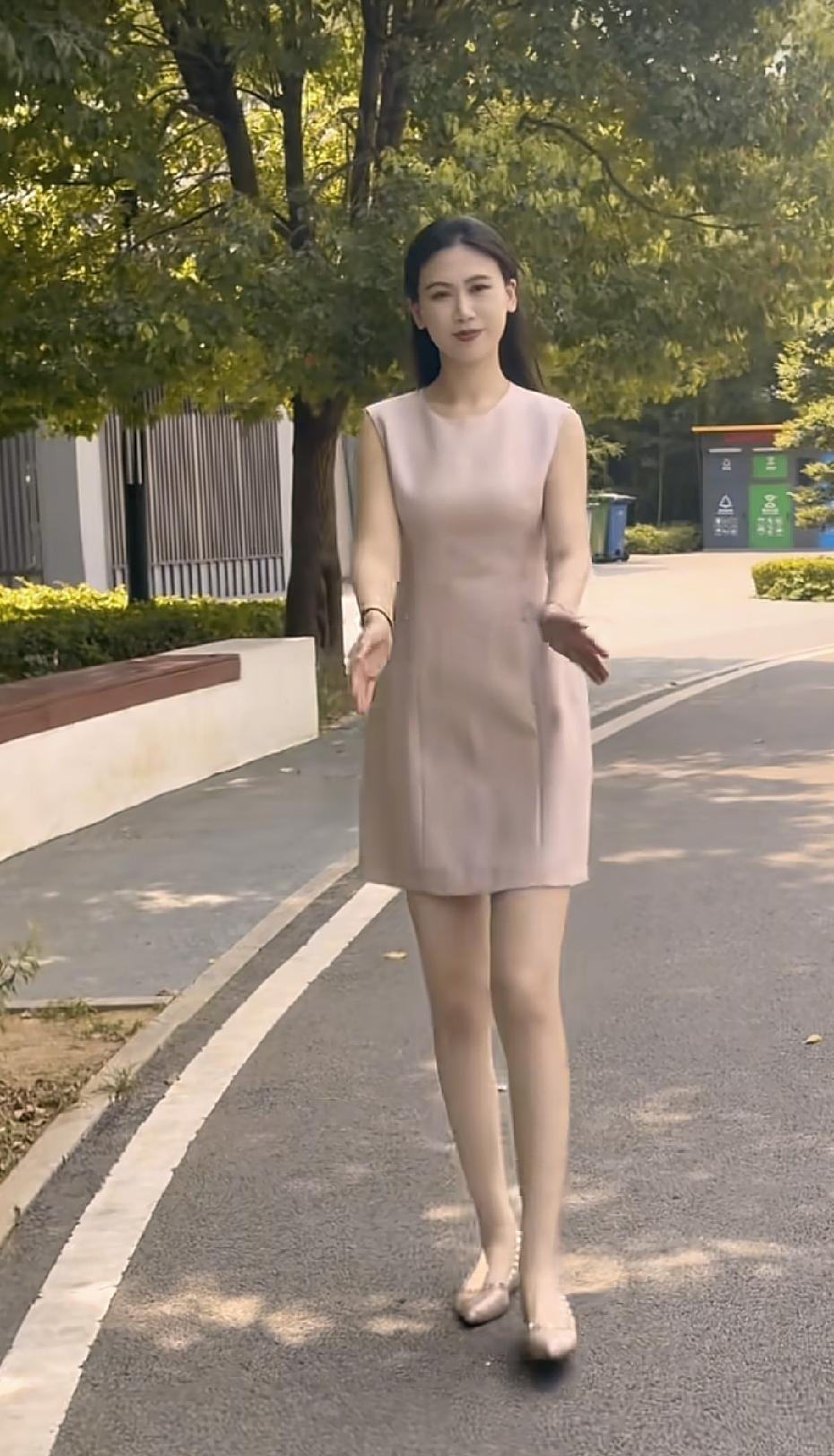 早上小区锻炼，碰到她也在悠悠闲闲的散步。