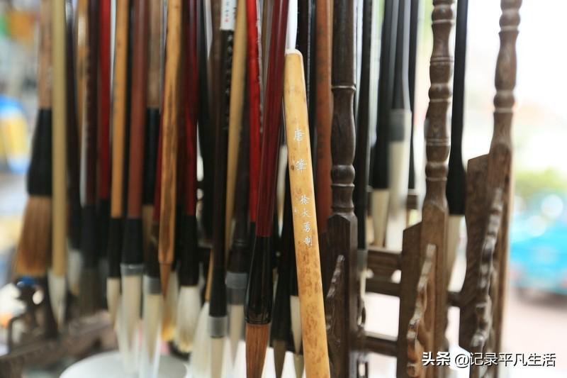 我的书法作品墨香漫过宣纸上的每一道褶皱，狼毫在指尖流转如行云。起笔时藏锋内敛，似