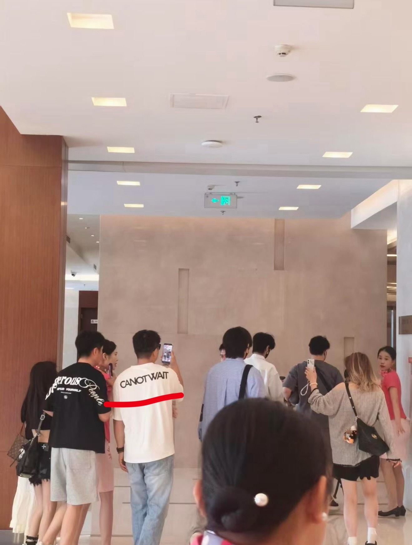 竟然在云熠出发的图里看到穿我陈伟霆潮牌衣服的粉丝