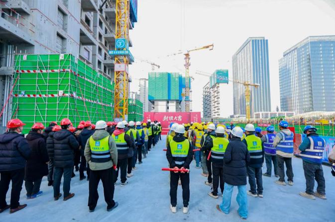 近日，西安经开区高铁新城板块的白桦林书香项目 3号 楼 荣耀封顶，标志着项目建设