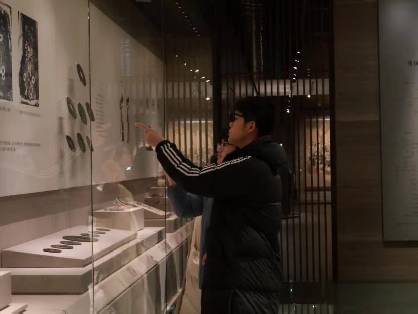 秦岭笑谈 寒假里，“儒韵承薪，知行致远”社会实践队走进孔子博物馆开展研学实践。馆