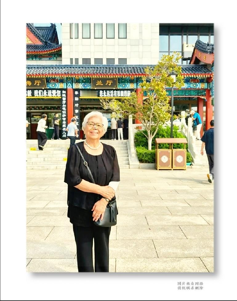 跨越国界的深情，岁月不负有心人

这张照片里从容平和的老人，便是庄则栋的爱人佐佐