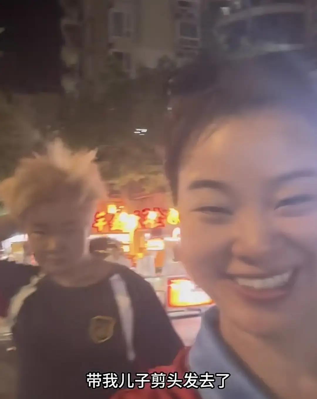 你说张雪这个儿子，是不是真听话？

马上就要开学了，星姐心情特别好，拉着儿子就去