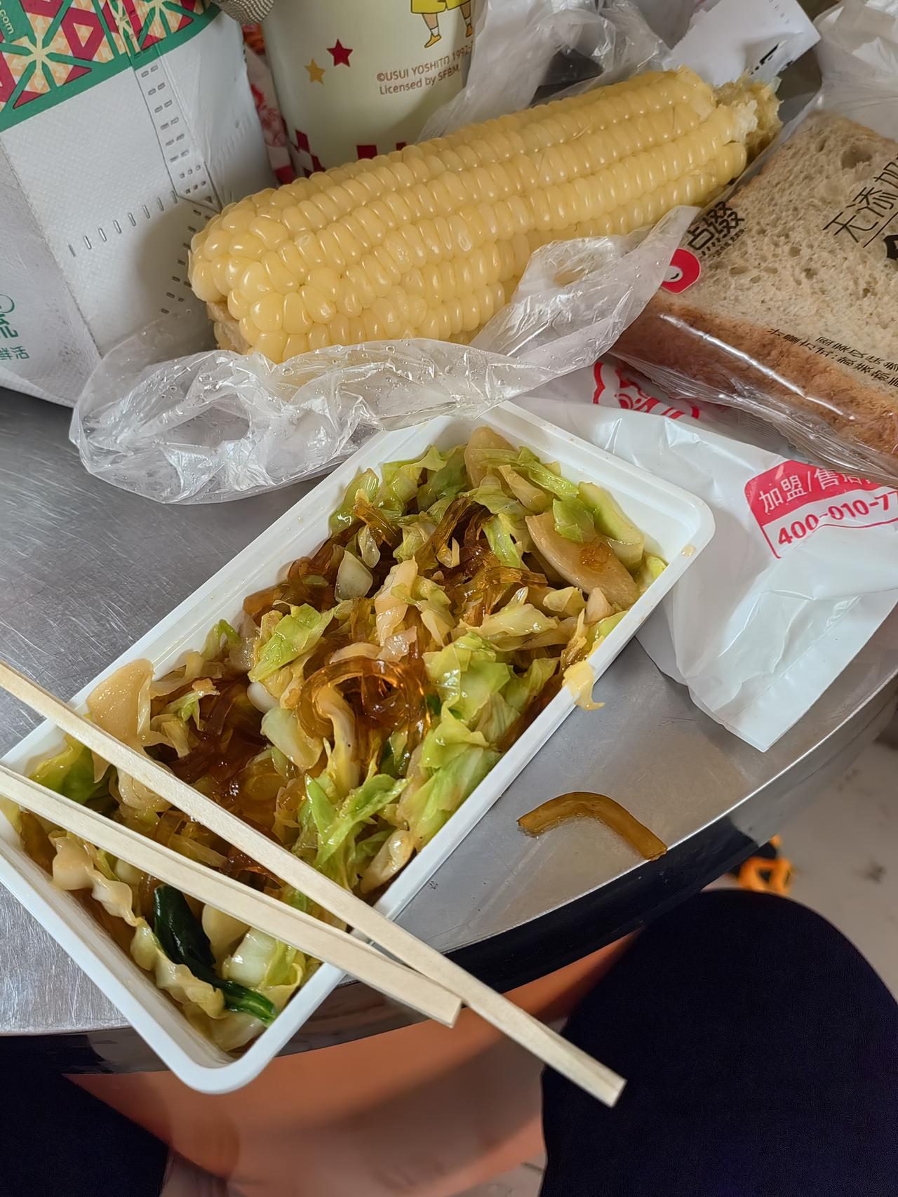 今天店里只剩我们三个人上班，200平的店简直忙到飞起！
又是卸货、又是上货，还要