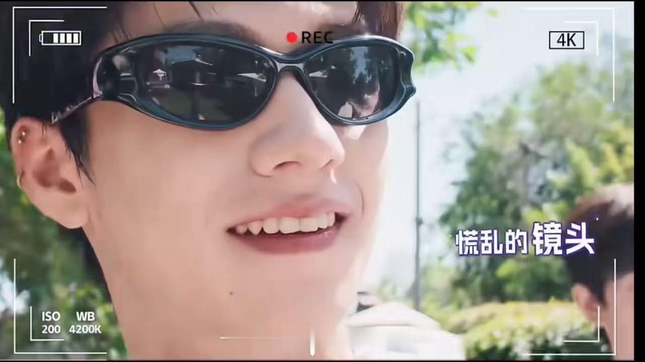 朱志鑫你害羞啥一路向海的少年这期节目里的小日常氛围感很好，一次突发的镜头交接，让