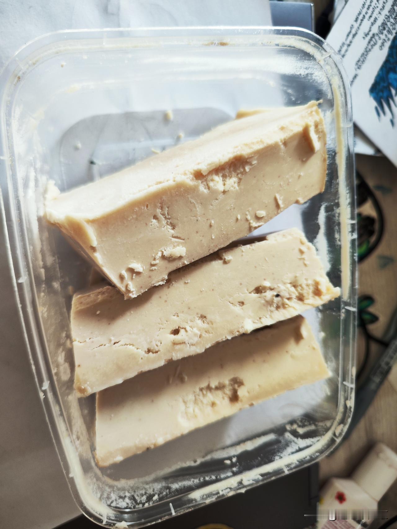 家里有一块放的比较久的猪肥膘，我拿来炼成了猪油，因为放的比较久，肯定是不能吃了，