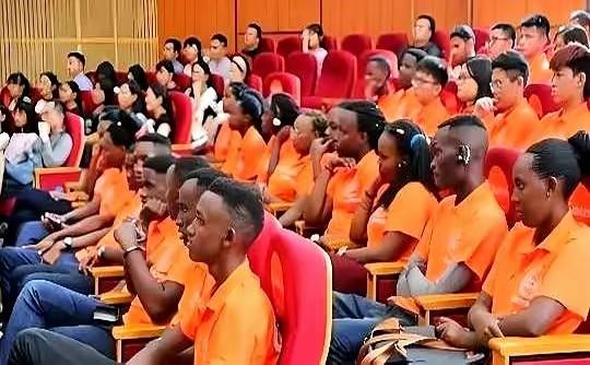 新华社1月7号这新闻，看得我心里直发酸。
30个卢旺达留学生从金华毕业回国，一个