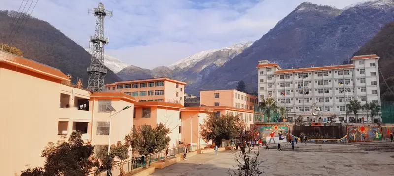 凉山教师被拍“耻辱合影”：最差的教育管理，教不出最好的教育
近日，四川凉山雷波县