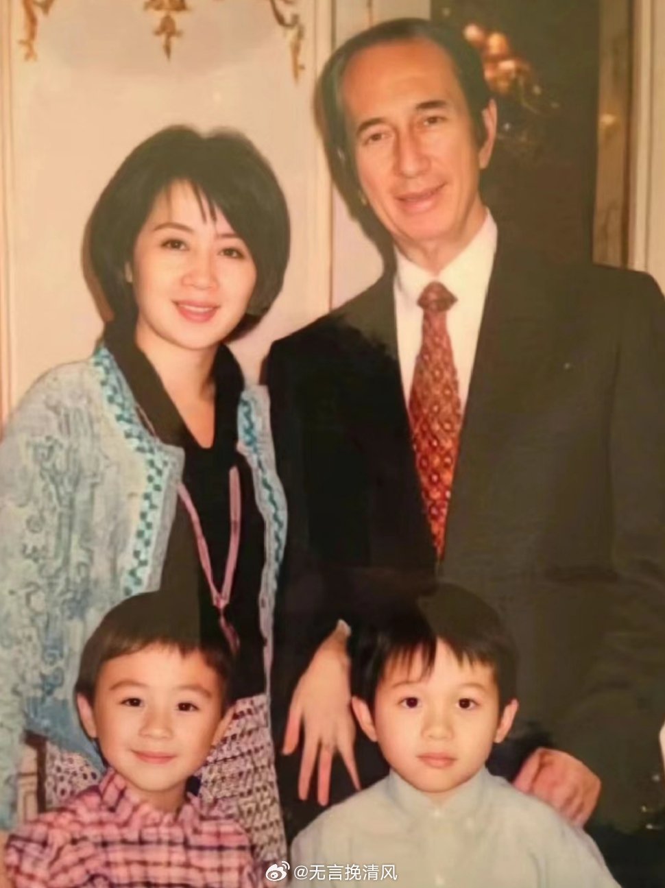 何猷君貌似没有遗传到赌王的优良基因呀，不过长得也不差，奚梦瑶喜欢就好。 ​​​
