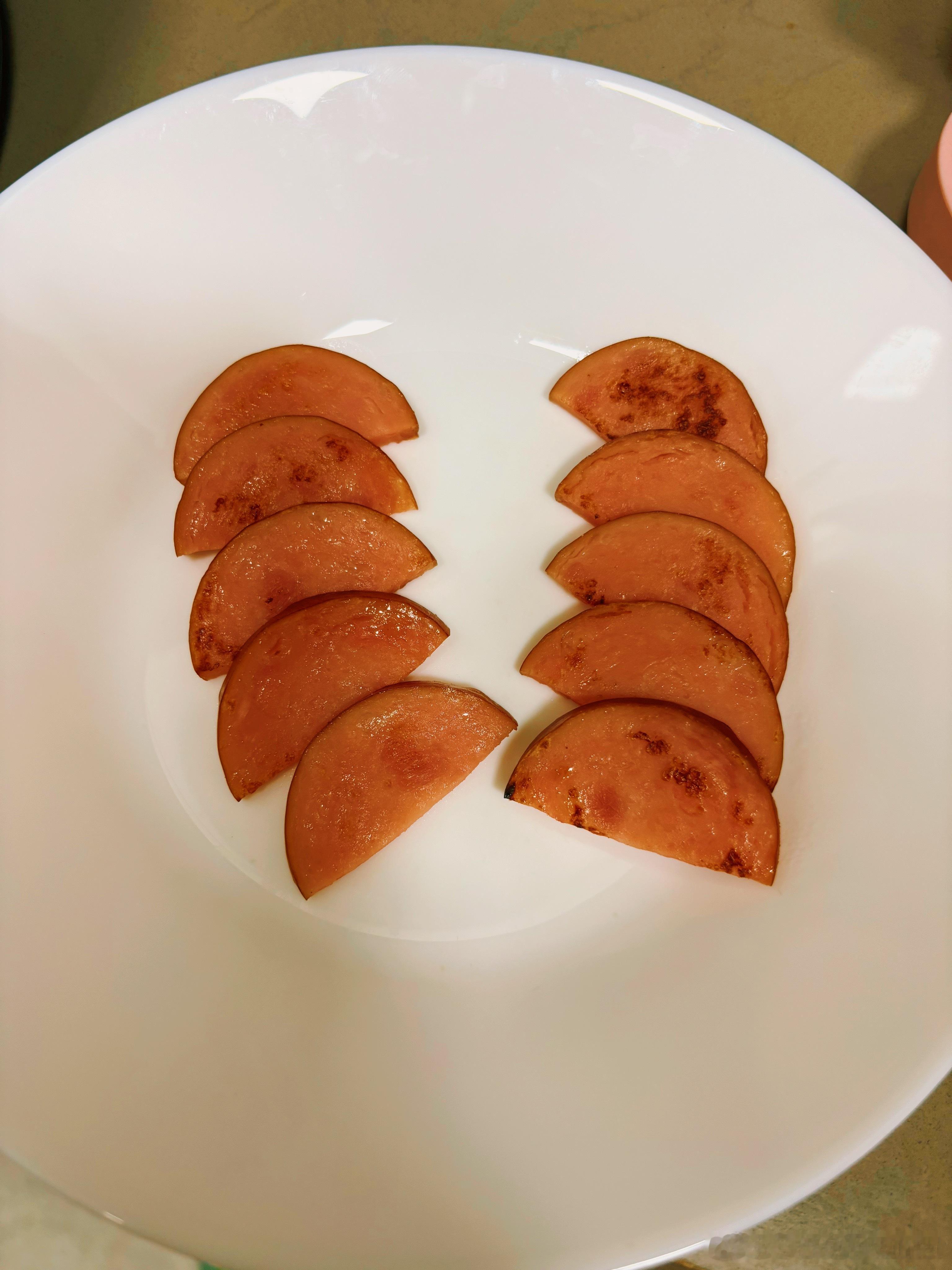 早餐的火腿为什么要切成这个样子，并不是为了摆盘漂亮，是为了公平～      最怕