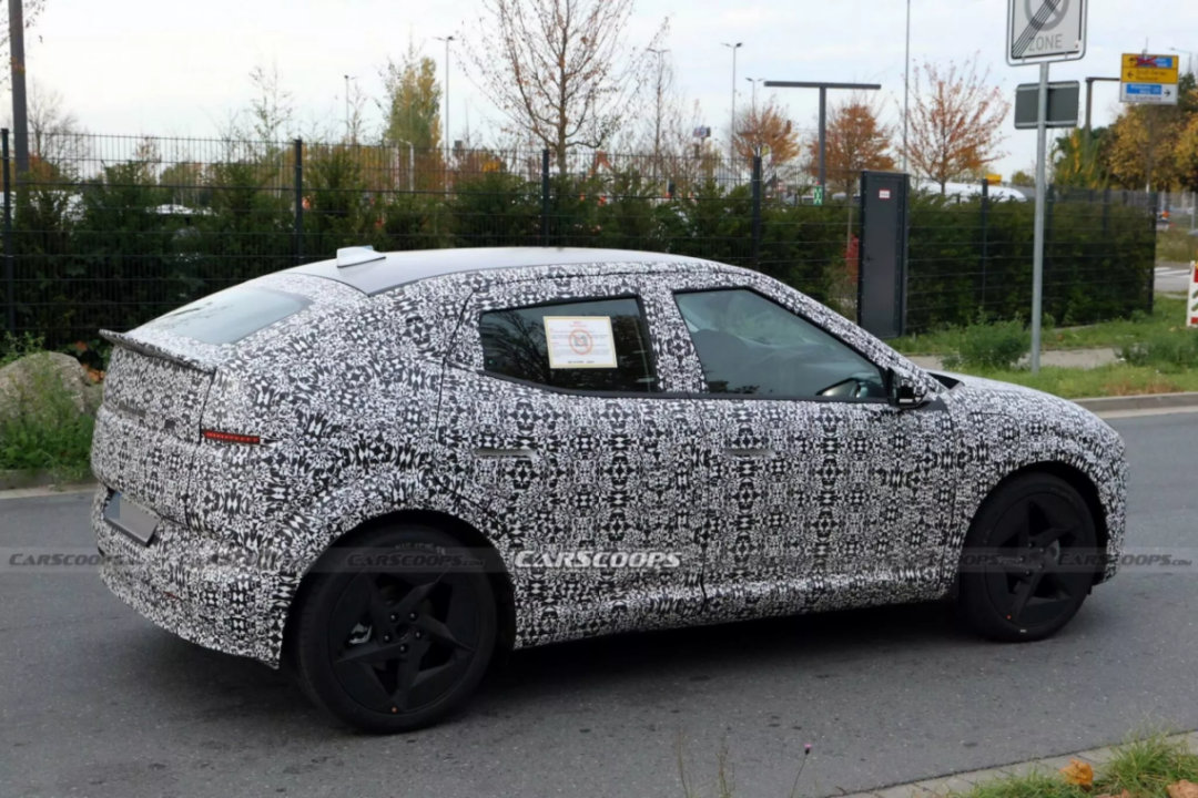 车市热门[超话] 现代汽车即将推出的纯电小车IONIQ 3近日在测试中褪去厚重伪