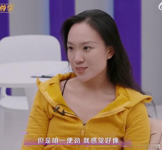 声鸣远扬训练室声乐老师说苗梦初一上台就变身了苗梦初一上台就把舞台氛围感拉满，歌声