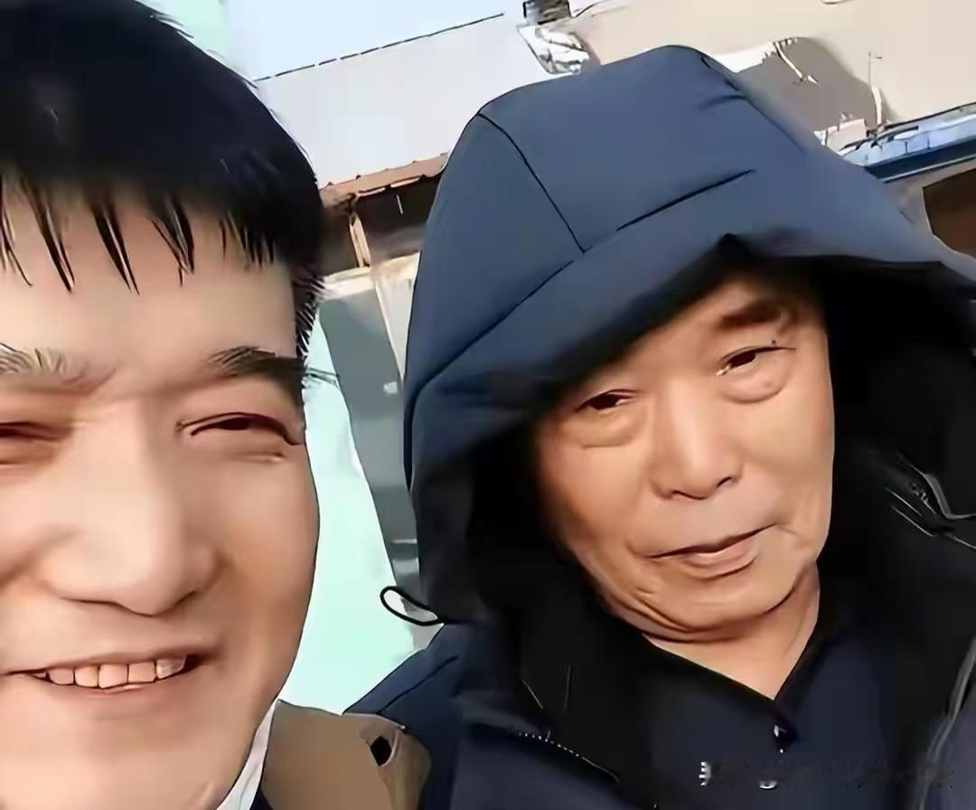 千万别被这爷俩骗了，这才是玩流量的高手哈哈！

最近一段时间，何庆魁和儿子何树成
