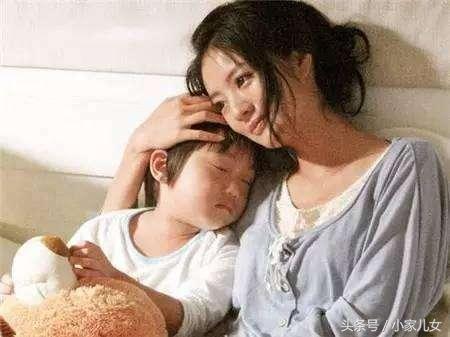 离婚最痛的代价，是谁在扛呢？
 
当了单亲爸爸才知道，什么叫既当爹又当妈。
不敢