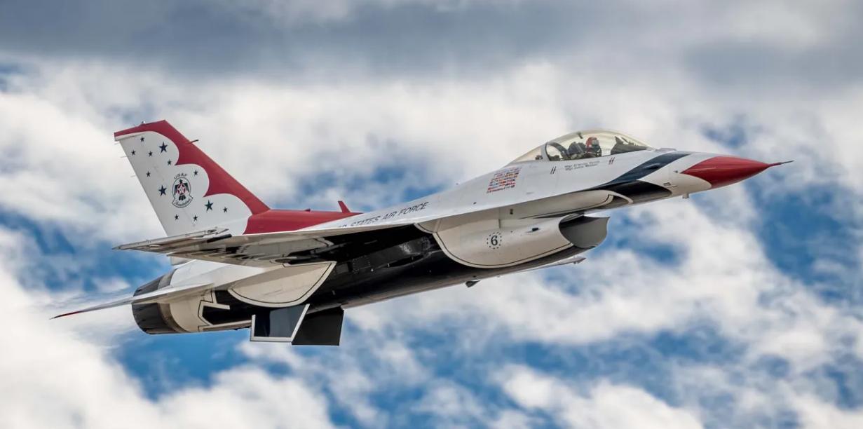 一架属于雷鸟飞行表演队的空军F-16C战隼在加利福尼亚坠毁。

第57联队公共事