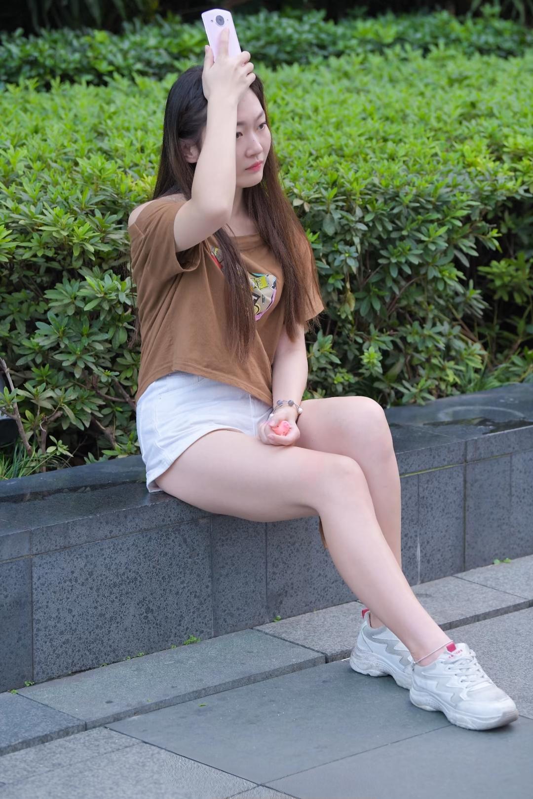 女生拥有一双大长腿是什么样体验? 街拍美腿小姐姐，皮肤白皙。