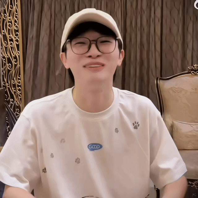 周深   周深迪士尼版打招呼【圈宝和米说晚安】  潮头拍岸卷苍黄，  万马嘶风向