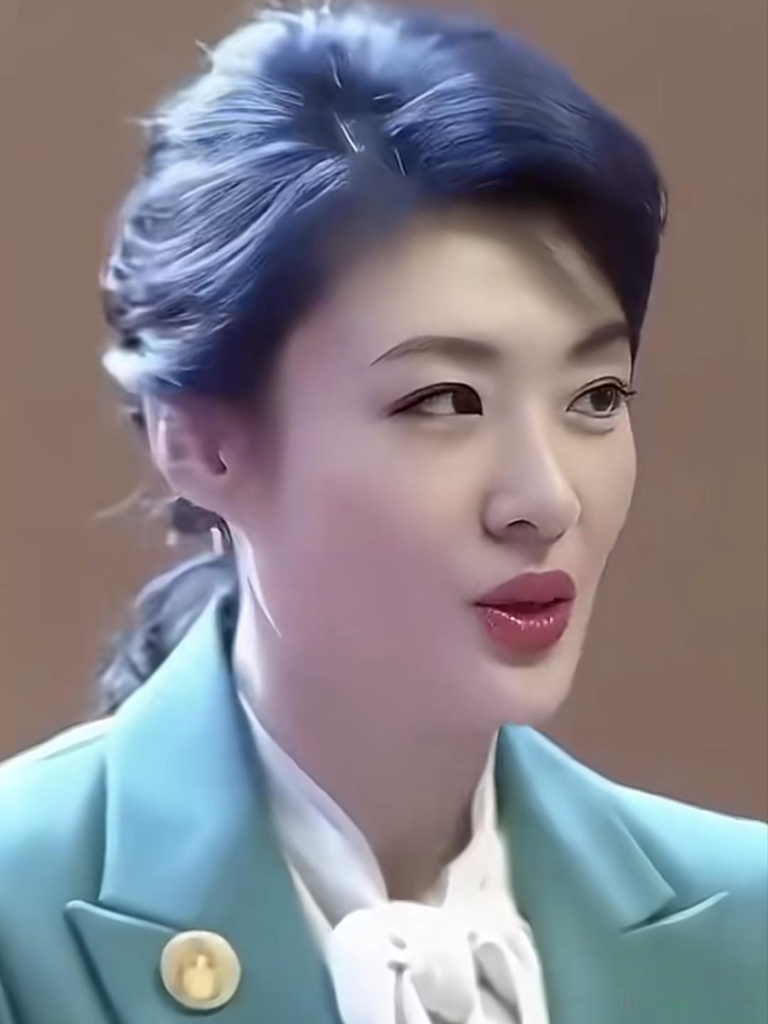 周涛端庄大气，是刻在国人记忆中的“国脸”。她以从容优雅驾驭舞台，用真实松弛拥抱生