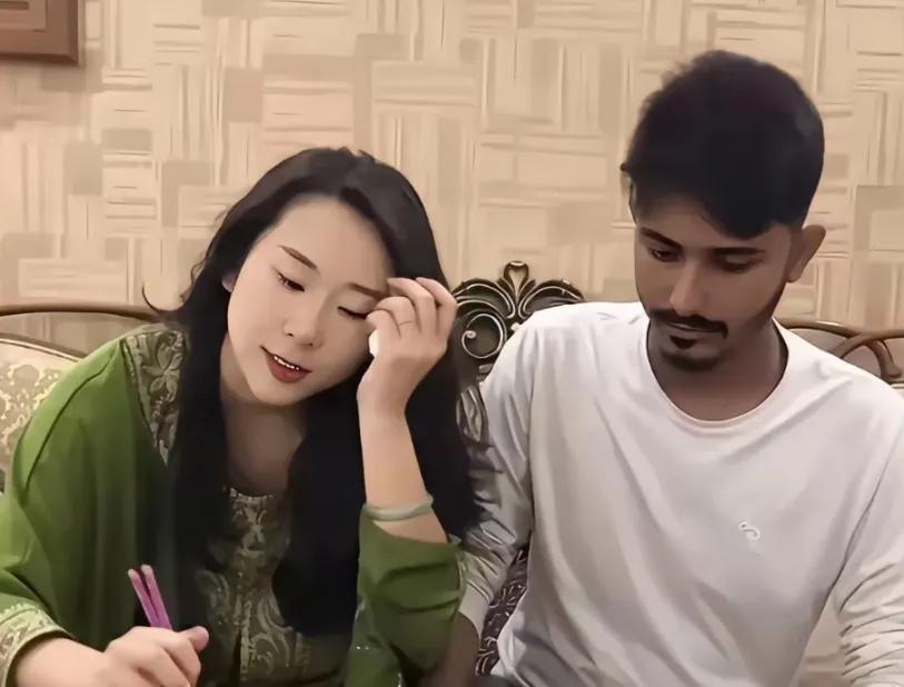 印度网红来中国留学，炫耀自己不到一周就交到女朋友，一直在花女方的钱，希望国内女生