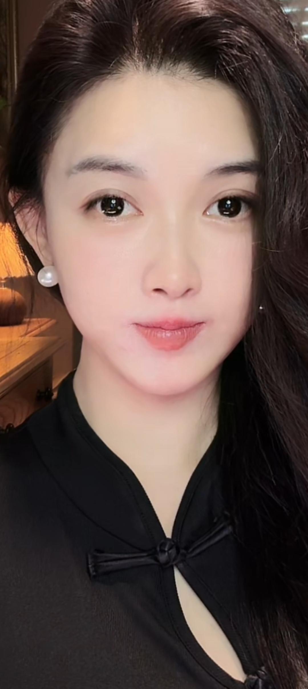这位小姐姐穿得很优雅！