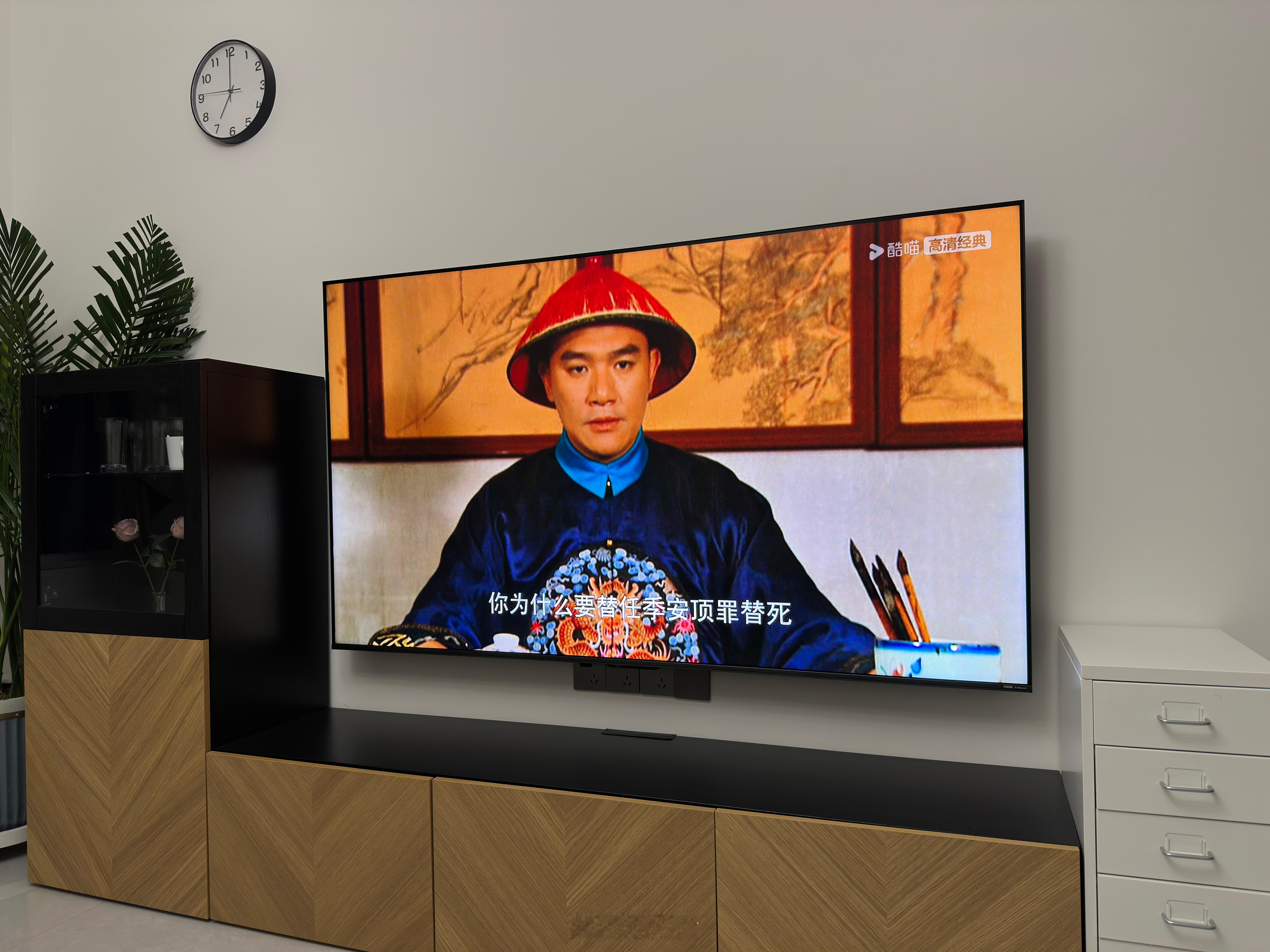 电视屏幕素质越来越高，显示效果越来越出色，低反，抗光都是旗舰标配，但是吧，不花钱