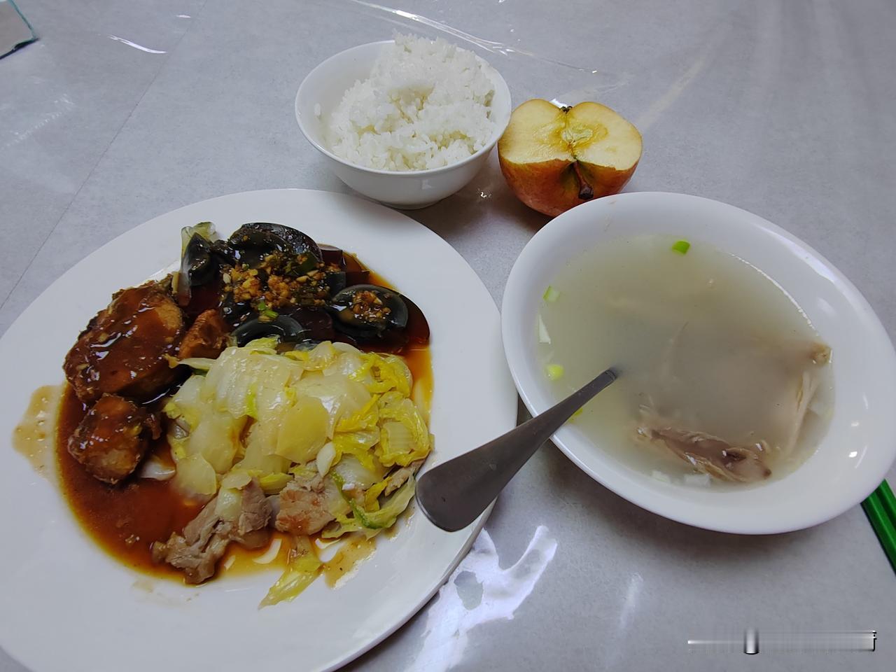 在船上做厨师，必须有足够的抗压能力，不能被极个别的人的言论所压倒，船上厨师是服务