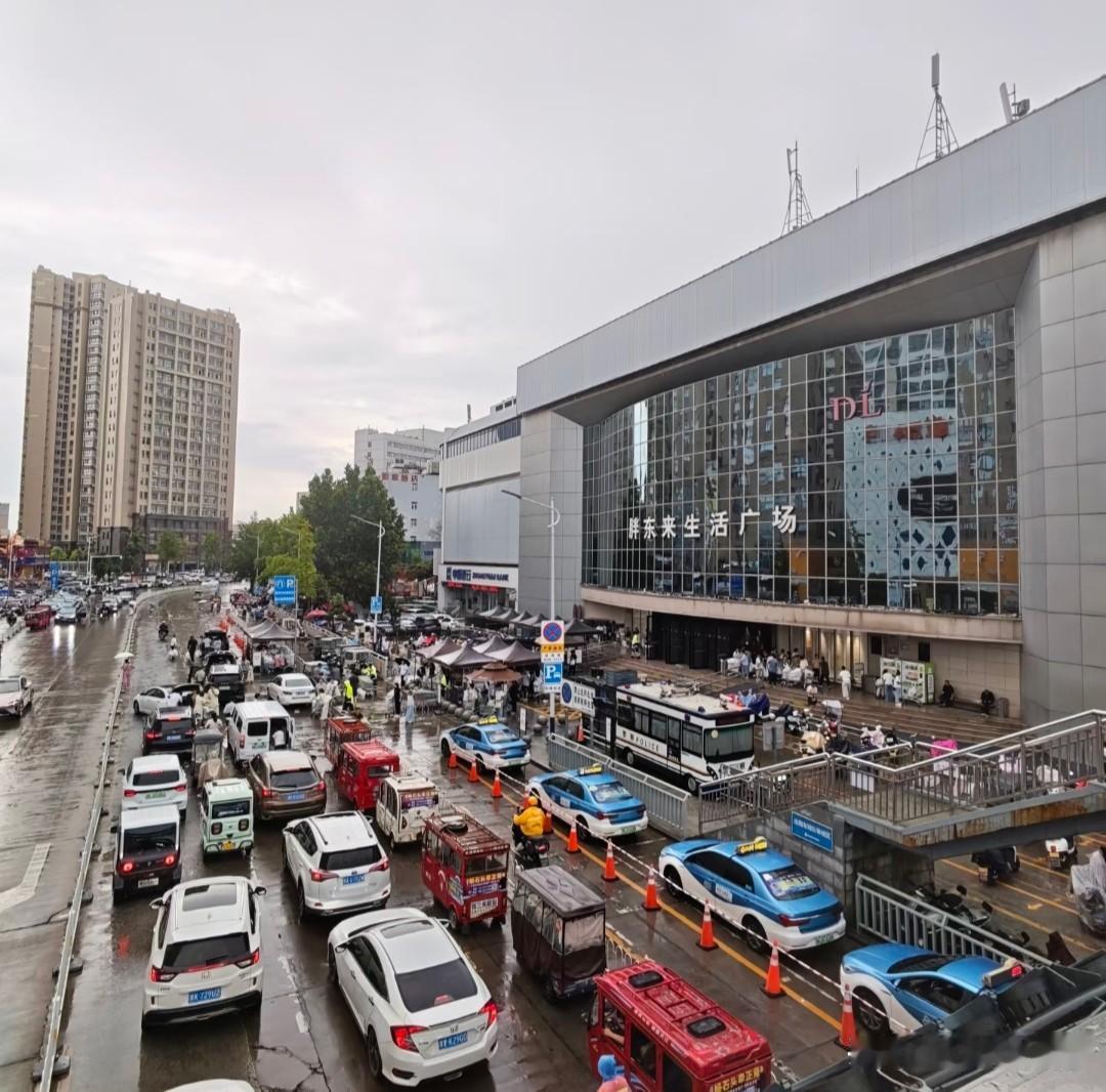 胖东来关闭许昌生活广场店，损失的不仅是房东，还包括附近的商户。
今年上半年生活广