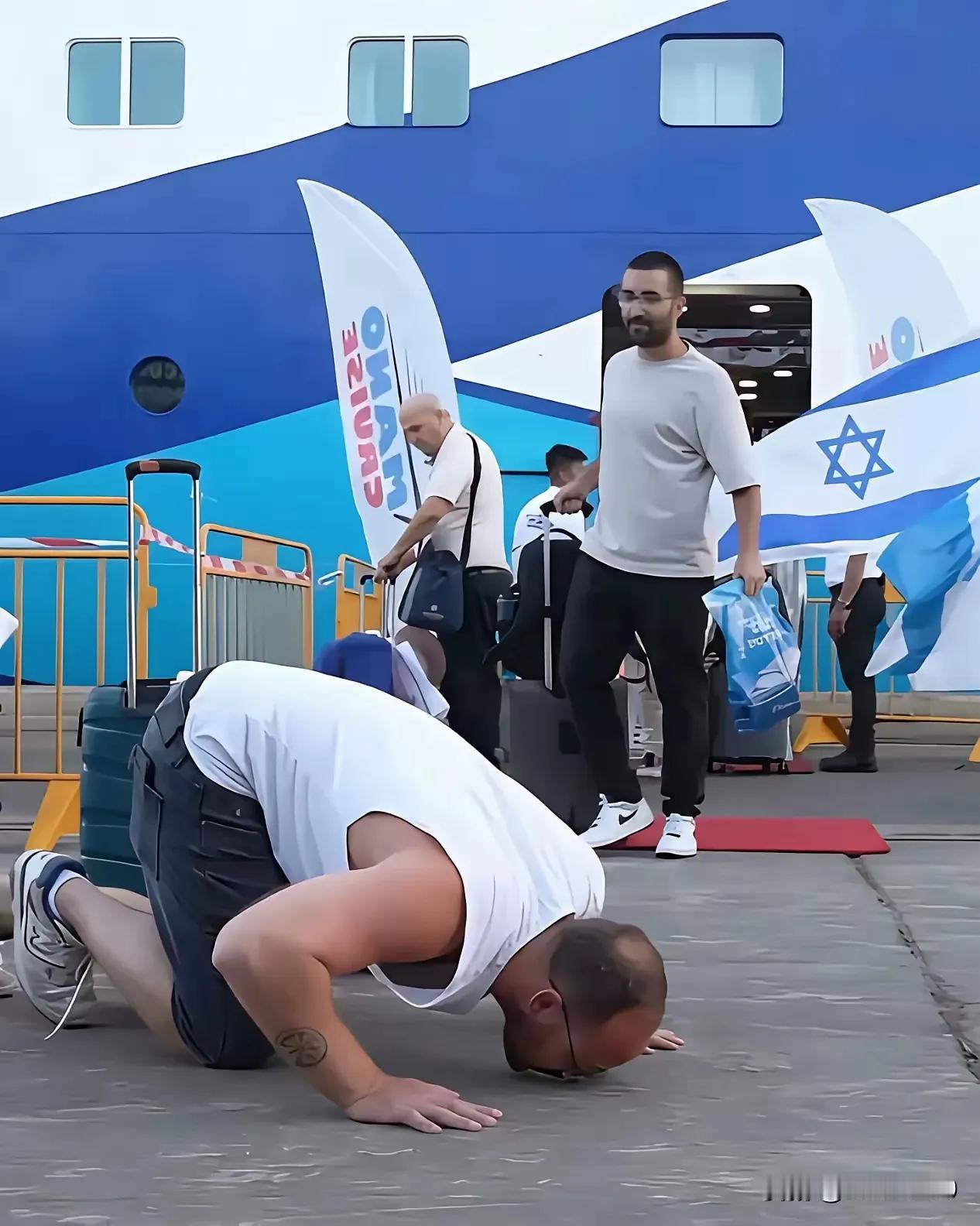 这名以色列人一登陆塞浦路斯。就趴在地上亲吻着塞浦路斯的地面！

媒体把这一幕拍了