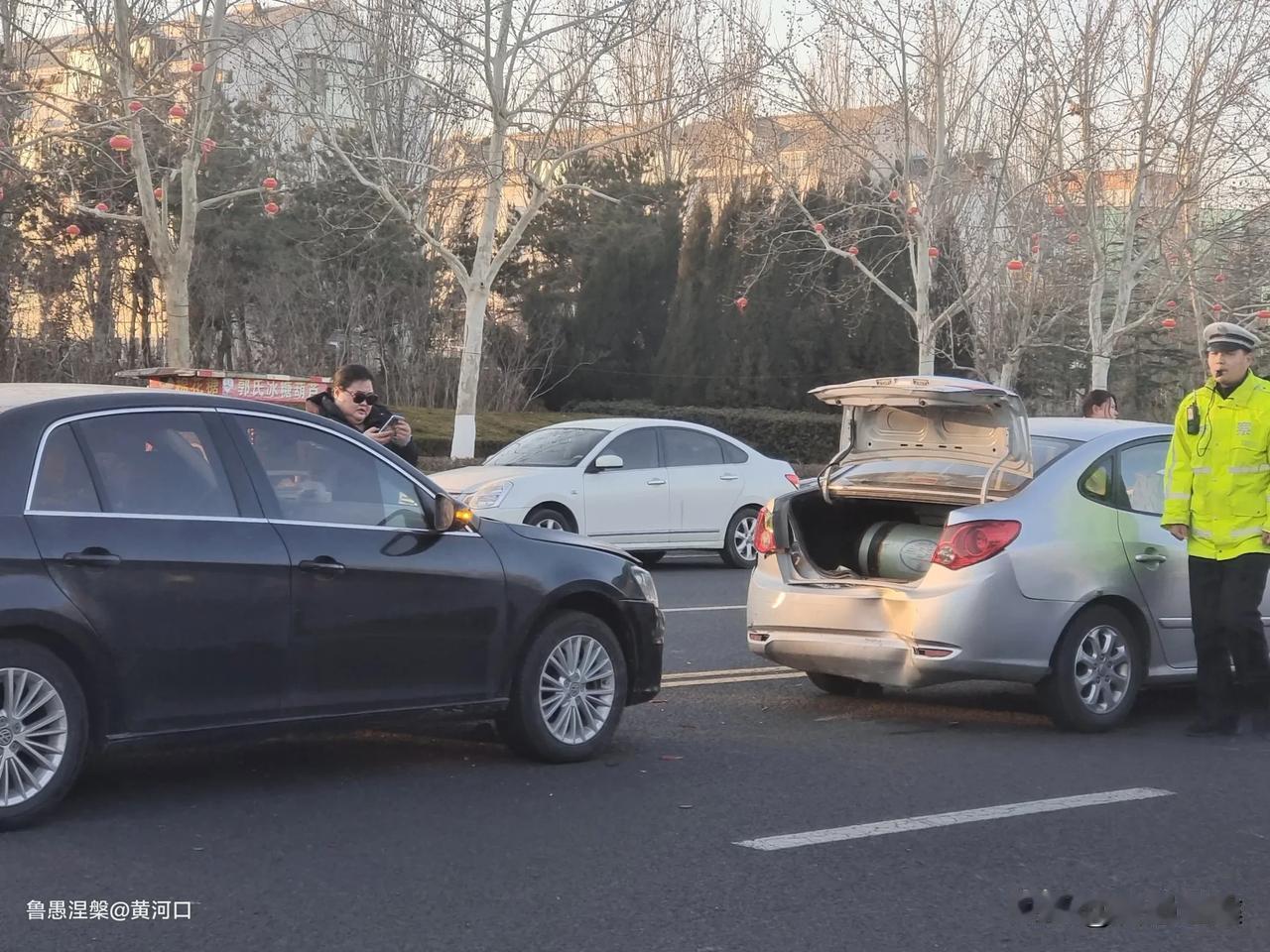 这责任可怎么划分？
2月4日，在东营胜利大街清风湖西门停车场入口处，发生三车相撞