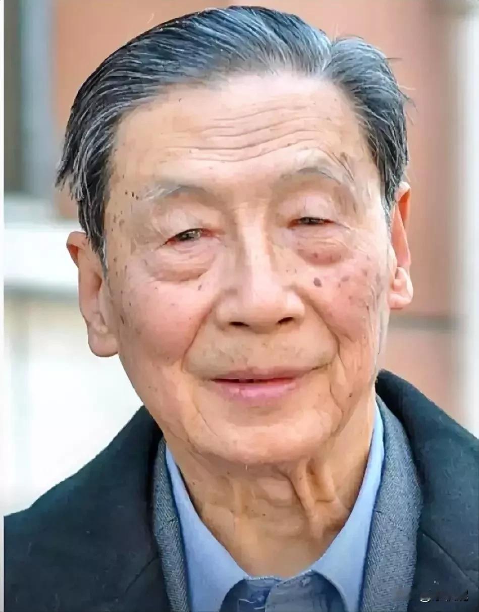 他讲了很多别人不敢说的大实话。

尽管都是常识，但对大多数人来说是敢想不敢说，骂