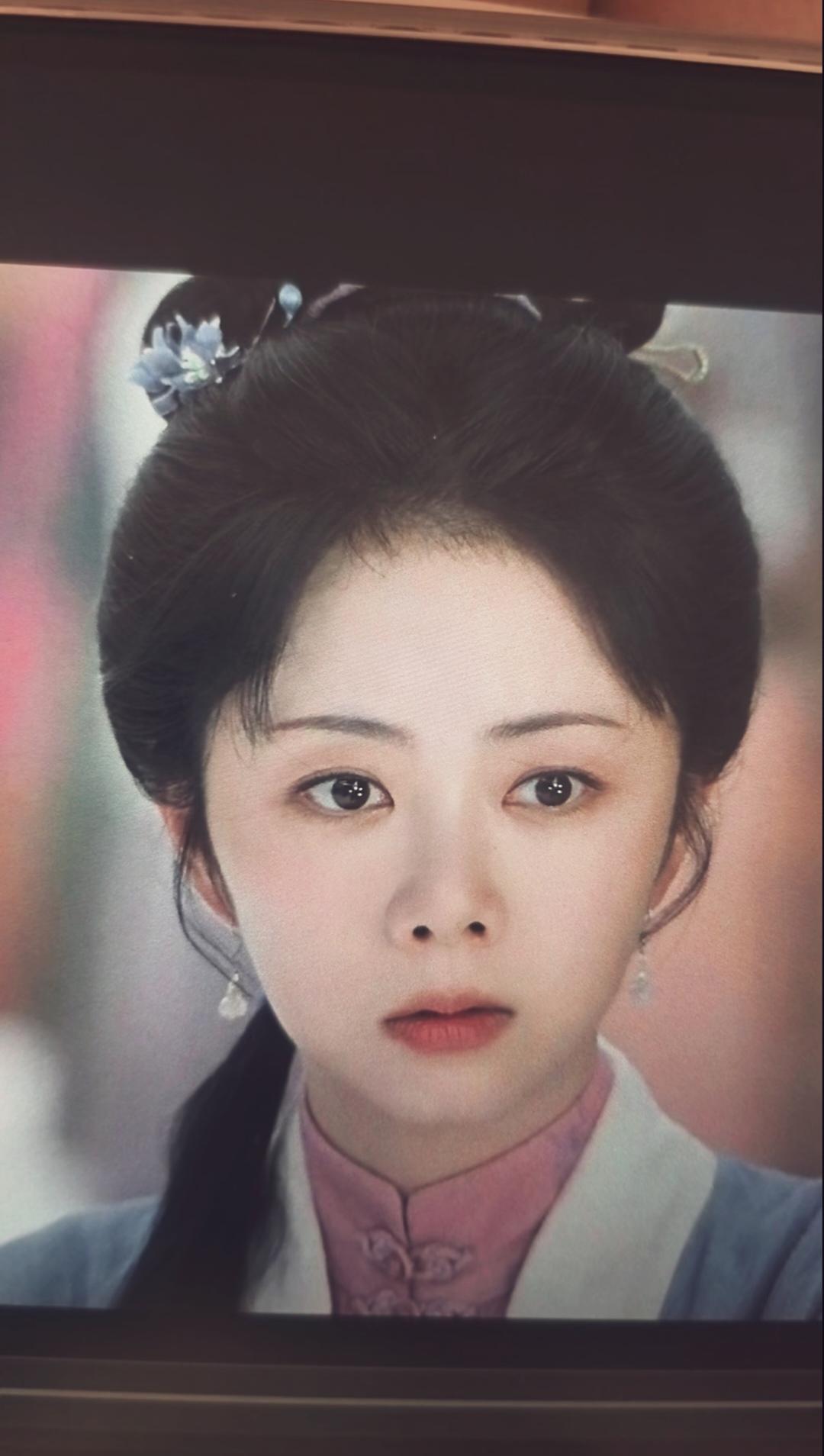 甄嬛传那会年轻看着还挺可爱，现在鼻子真的有点太显眼了。
