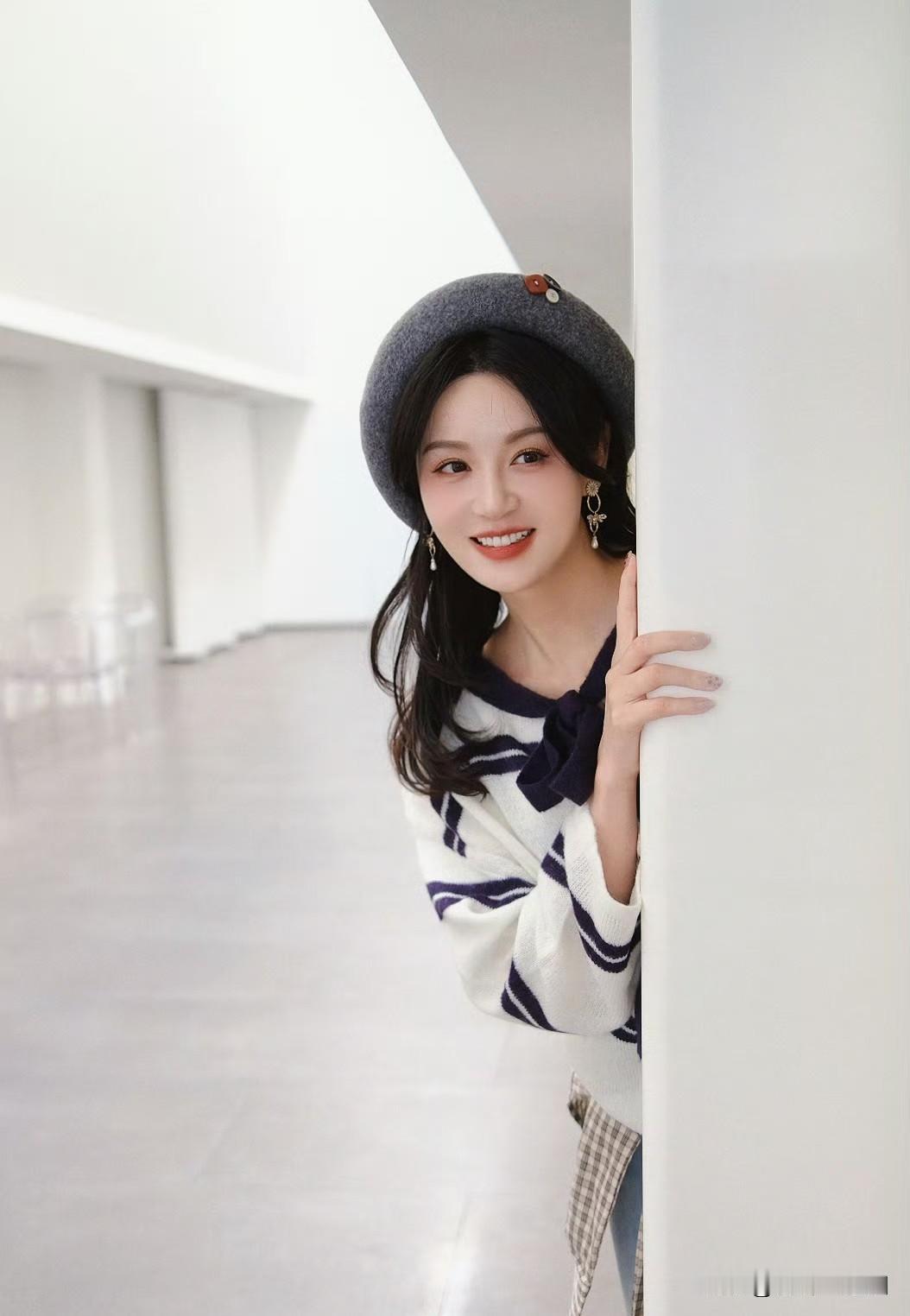 元气少女探秘美术馆，微笑探头，时尚穿搭