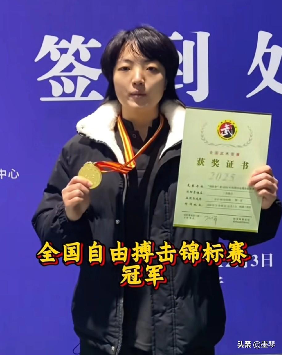 宜宾又炸了！这个5岁习武的姑娘，刚拿下全国自由搏击锦标赛冠军！


2025年1