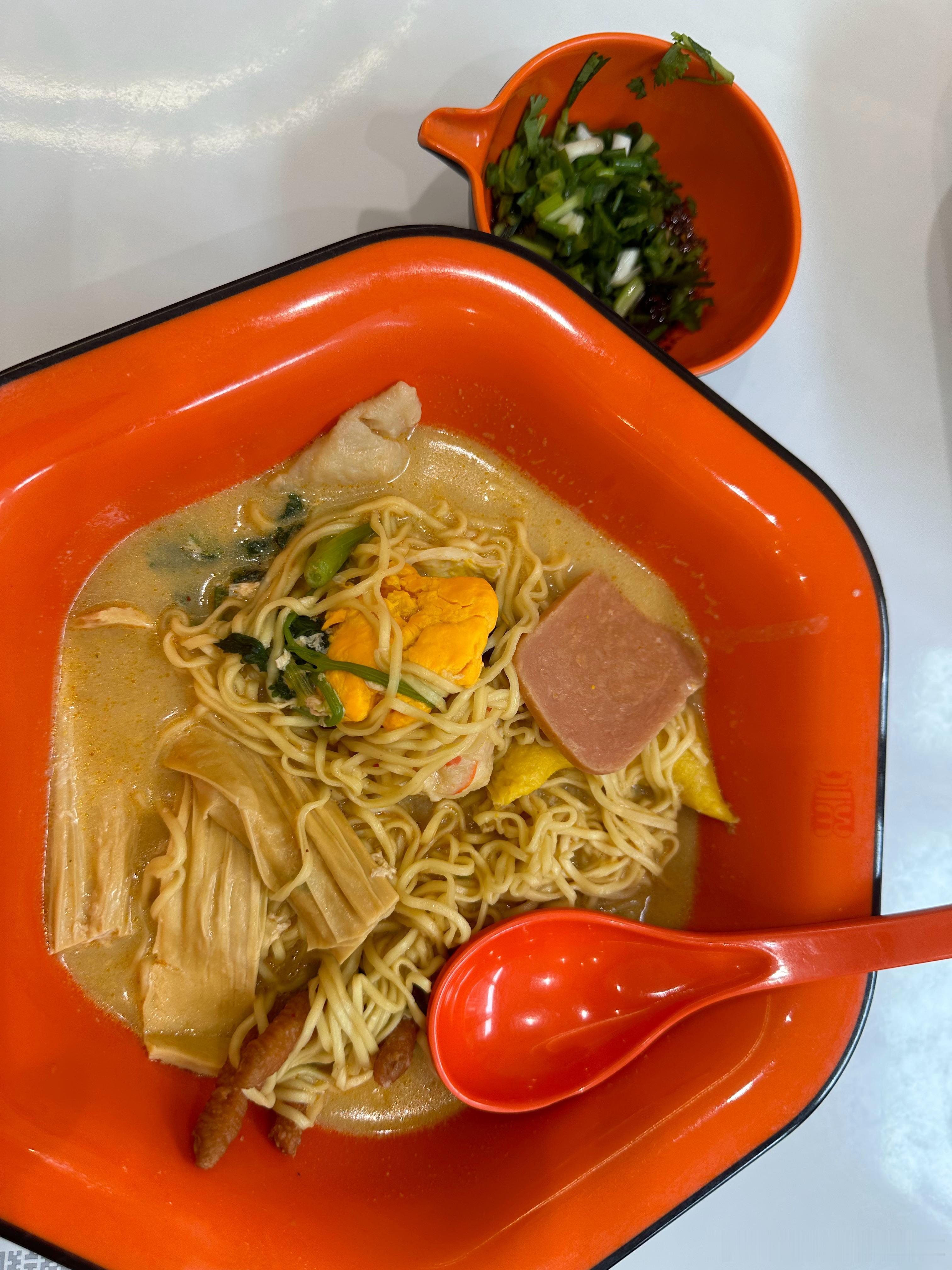本市著名张亮麻辣烫 很香呢[色]这个虎皮鸡爪是单独收费，4元一个，猜猜我这一碗一