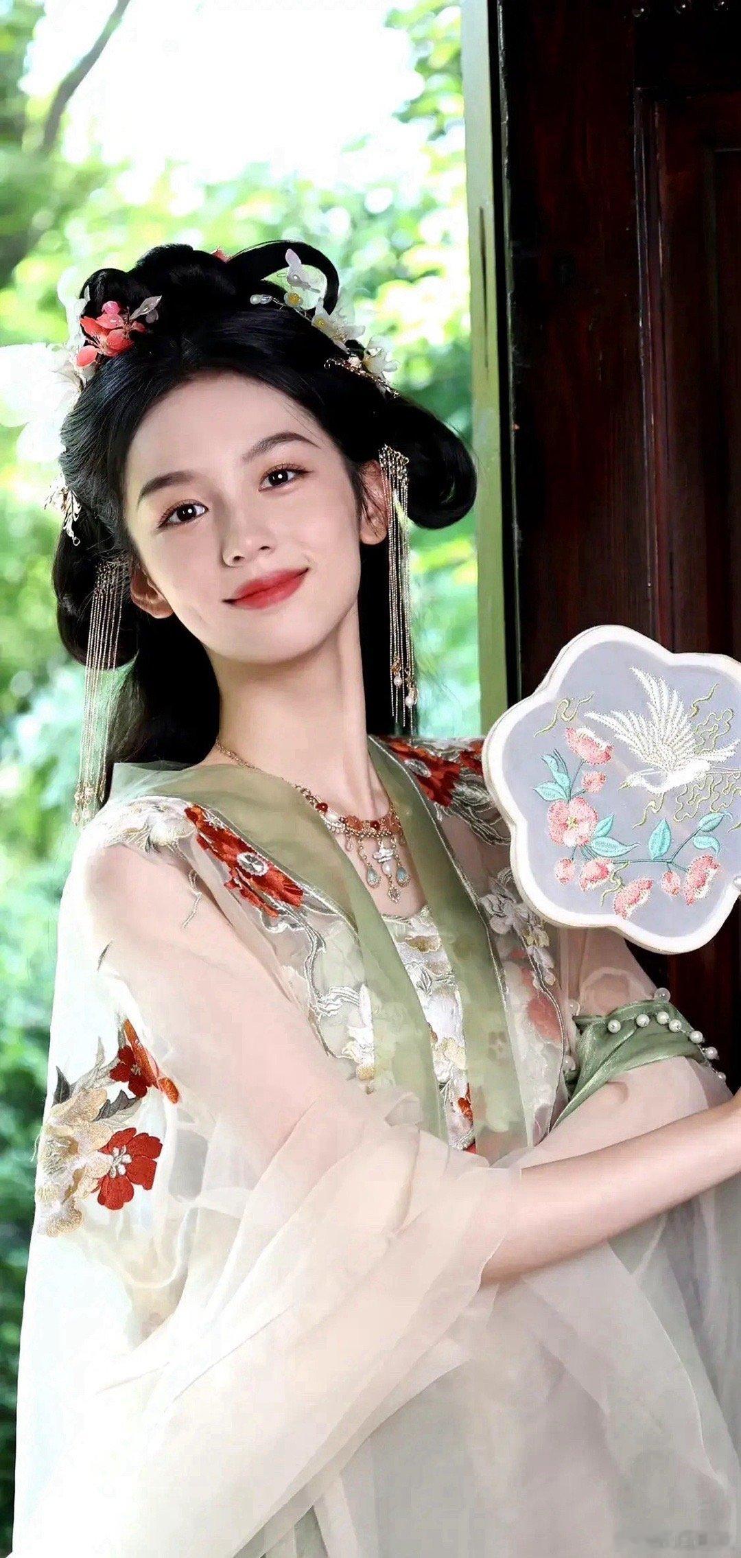 周也现在完全比不过张婧仪了都说两人长相相似，但张婧仪的脸明显更耐看，戏路也更宽。