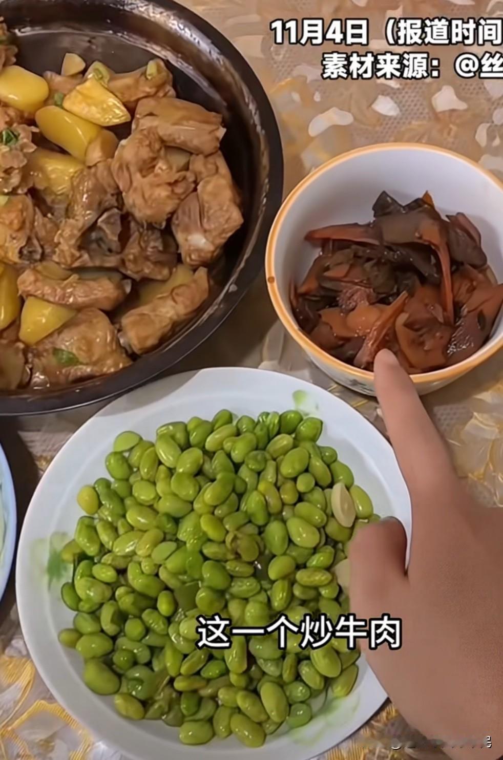 妈妈记住每个人的喜好，唯独记不住她自己的。
     一桌子菜，碗里的炒牛肉是丈