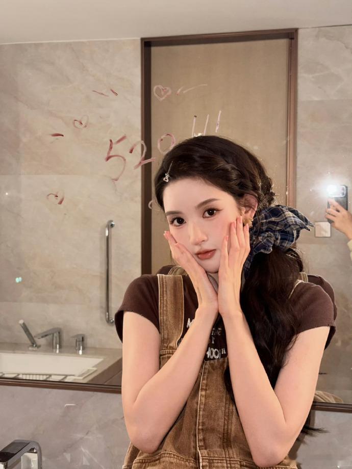 王玉雯给我看舒服了王玉雯经济上行的美舞台上的她更是魅力加倍，高挑身姿在舞台上格外