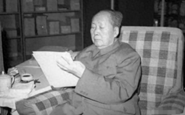 一位农妇于1975年为毛主席送上寿礼，主席得知她名字后格外高兴，亲自邀请她入内相