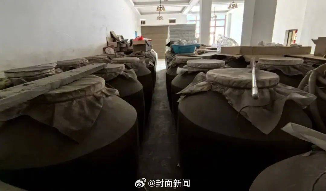 【危险！#居民家中存10吨53度白酒被罚2.3万#】近日，四川泸州，居民刘江收到