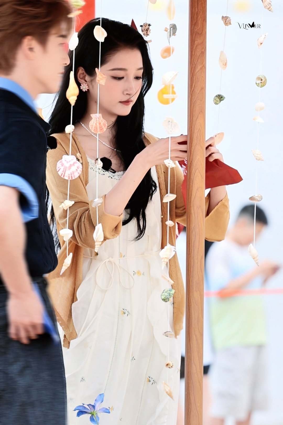 关晓彤 🌸关晓彤孟露莎🌸关晓彤红掌玫瑰不会枯萎，纸飞机不会掉落，追随你的步伐