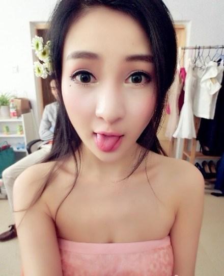 郭美美10年入狱2次，爆火后包一晚40万，如今的她又钓上富豪
 
2011年那阵