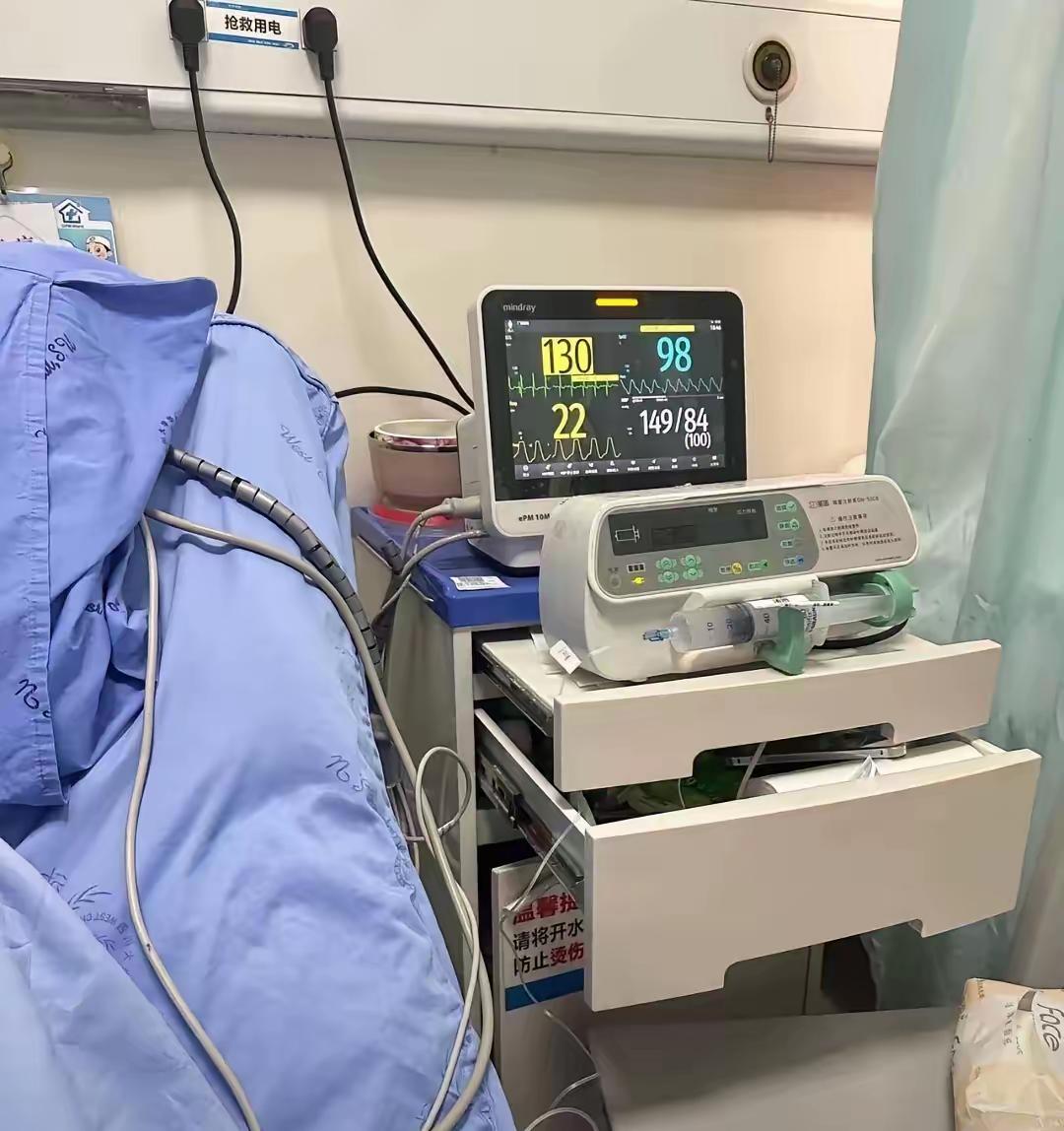 这件事发生在去年冬天。山东某医院ICU，一位老人全身插满管子，躺在病床上。他已经
