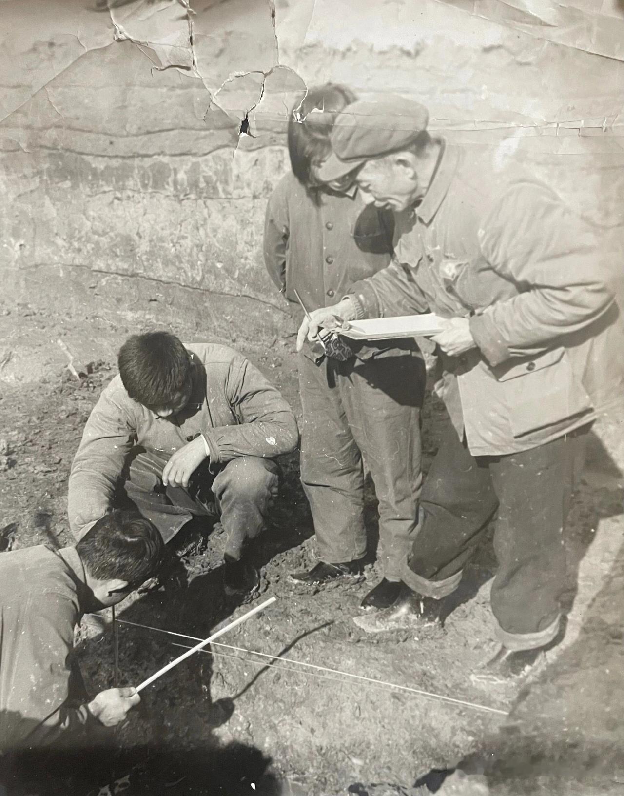 山大旧影：1975年刘敦愿在日照考古现场
刘敦愿（1918—1997），山大考古