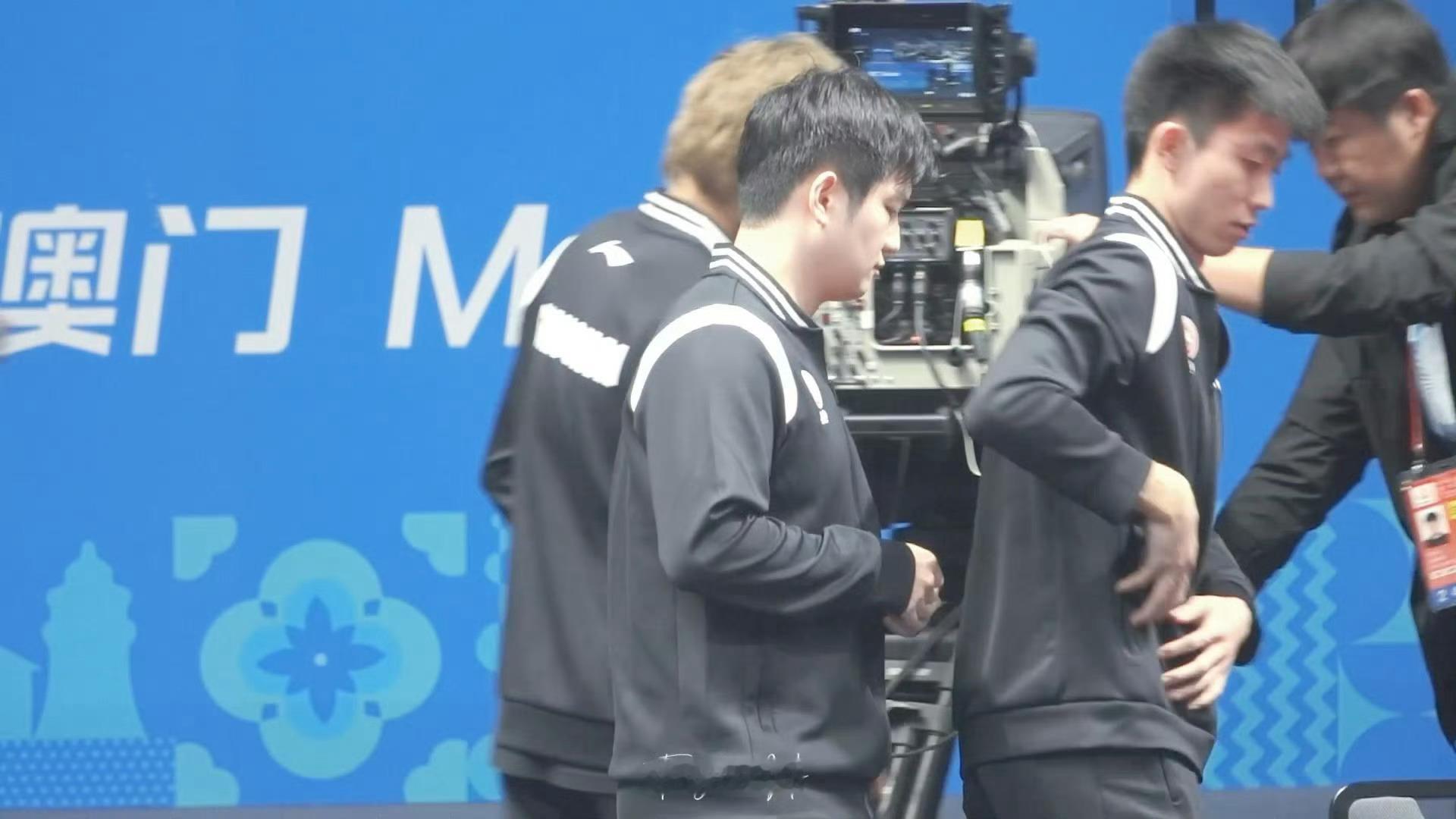 樊振东：哎哟失策了，想躲脸的，怎么打到胸口了？（摸摸自己的胸口，安慰一下～） 