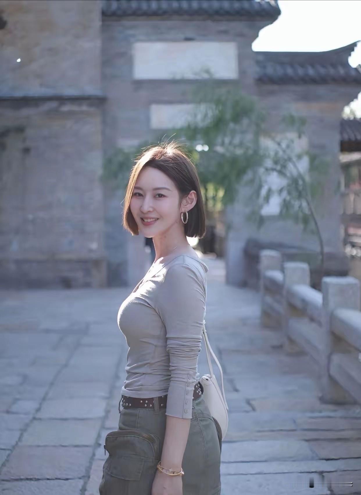 在古风建筑前，微笑的少女，清新自然，宛如一幅画卷。